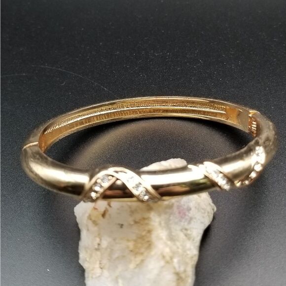 Brazillian Trendy gold tone hinge closure bracelet. B510 - Picture 1 of 2